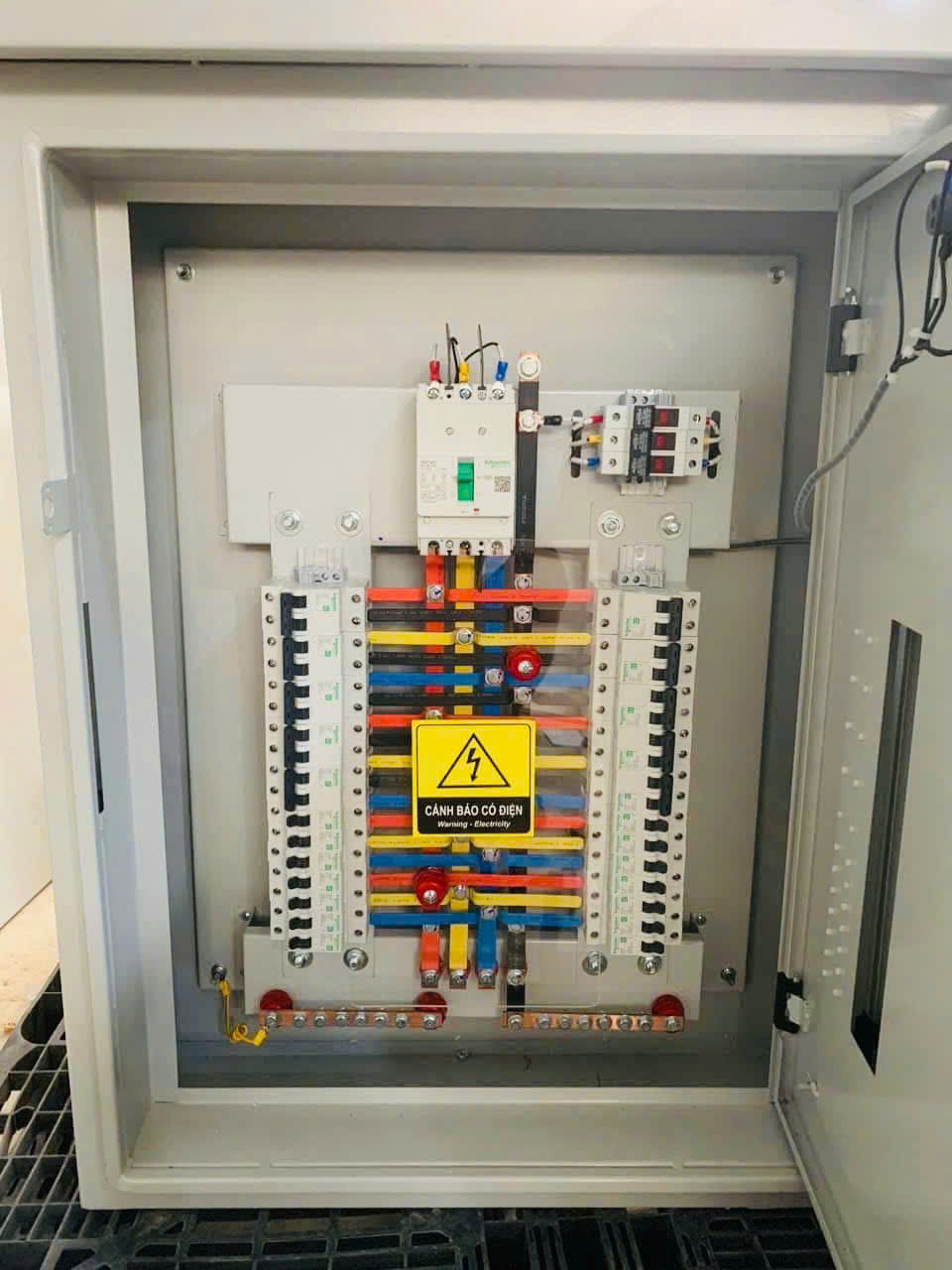lắp đặt tủ điện nhà máy