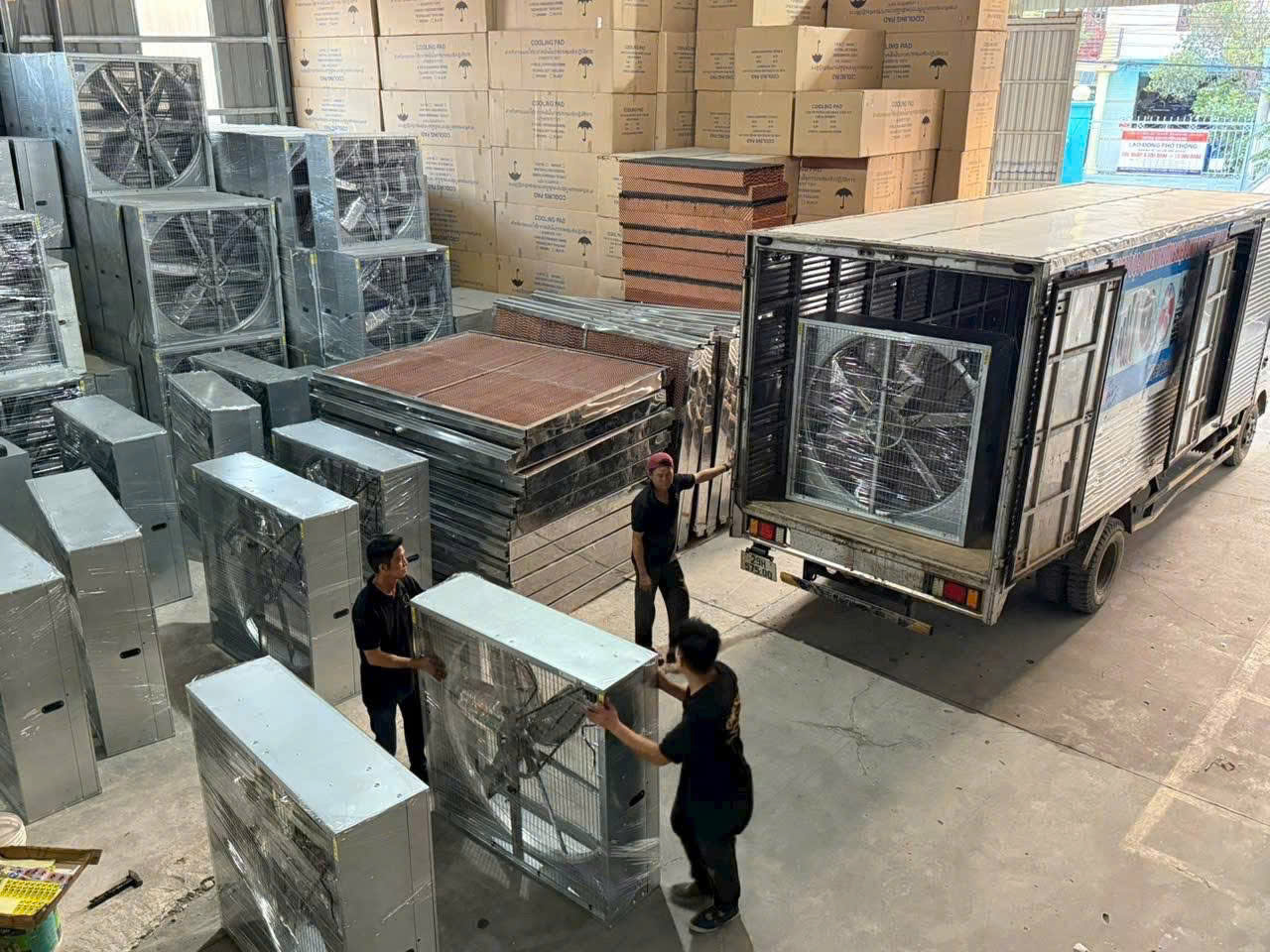 làm mát nhà xưởng bằng quạt công nghiệp