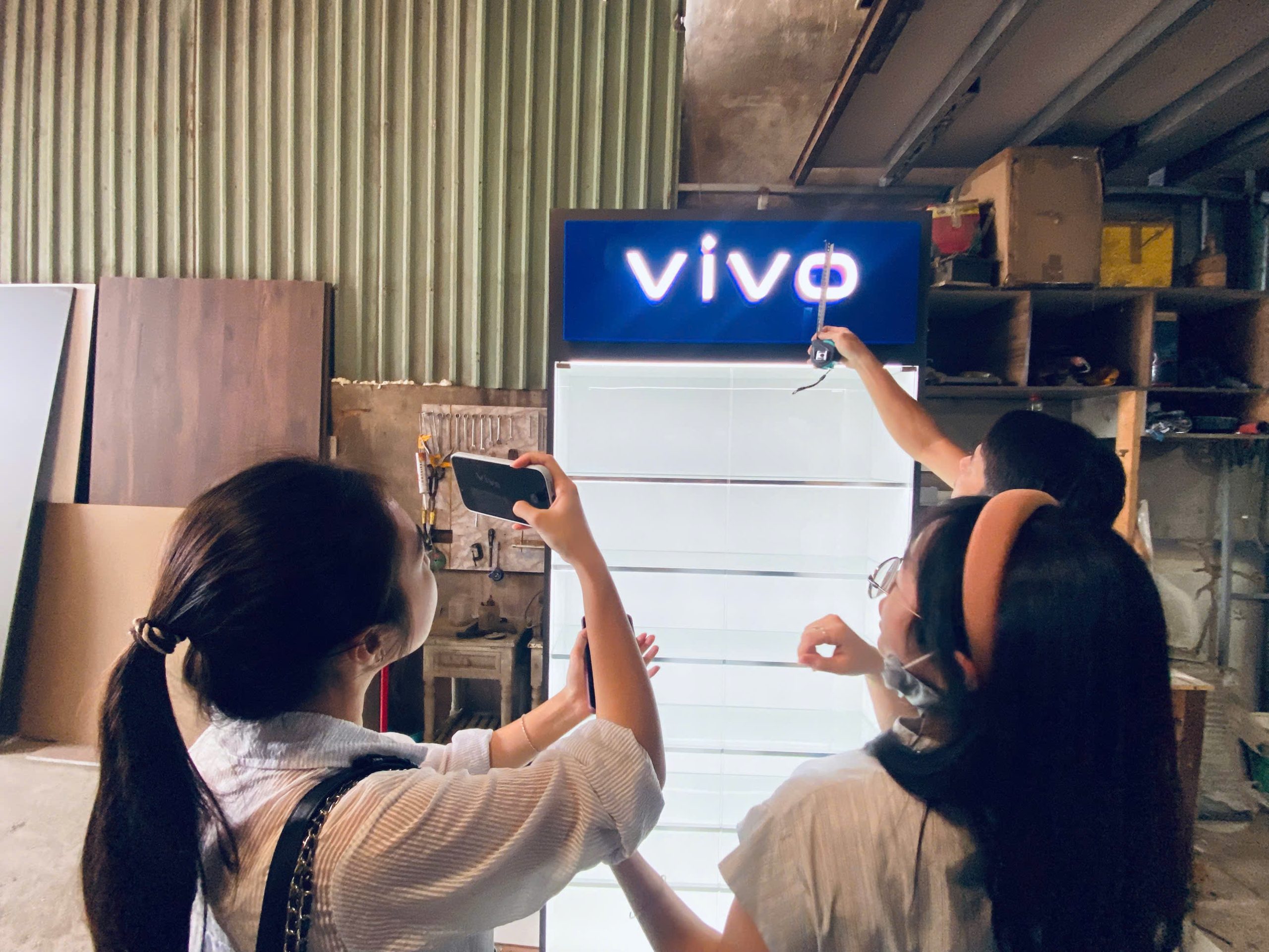 đơn vị sản xuất tủ trưng bày điện thoại