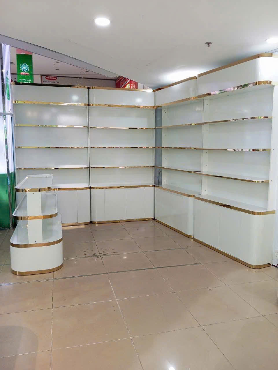 tủ kính trưng bày sản phẩm